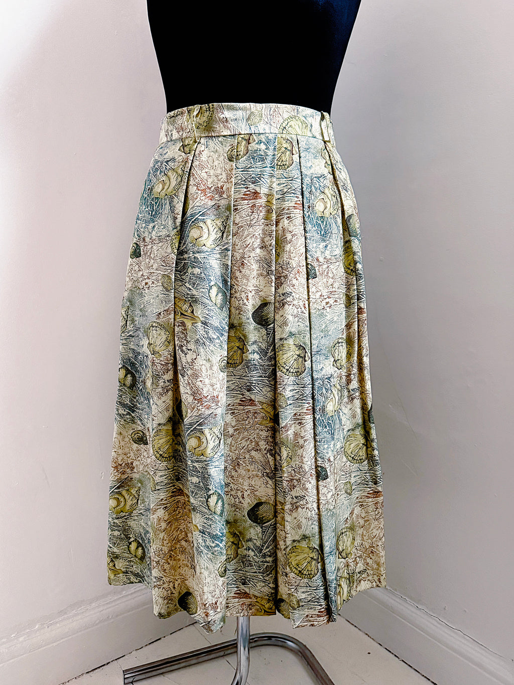 Quirky vintage shell skirt