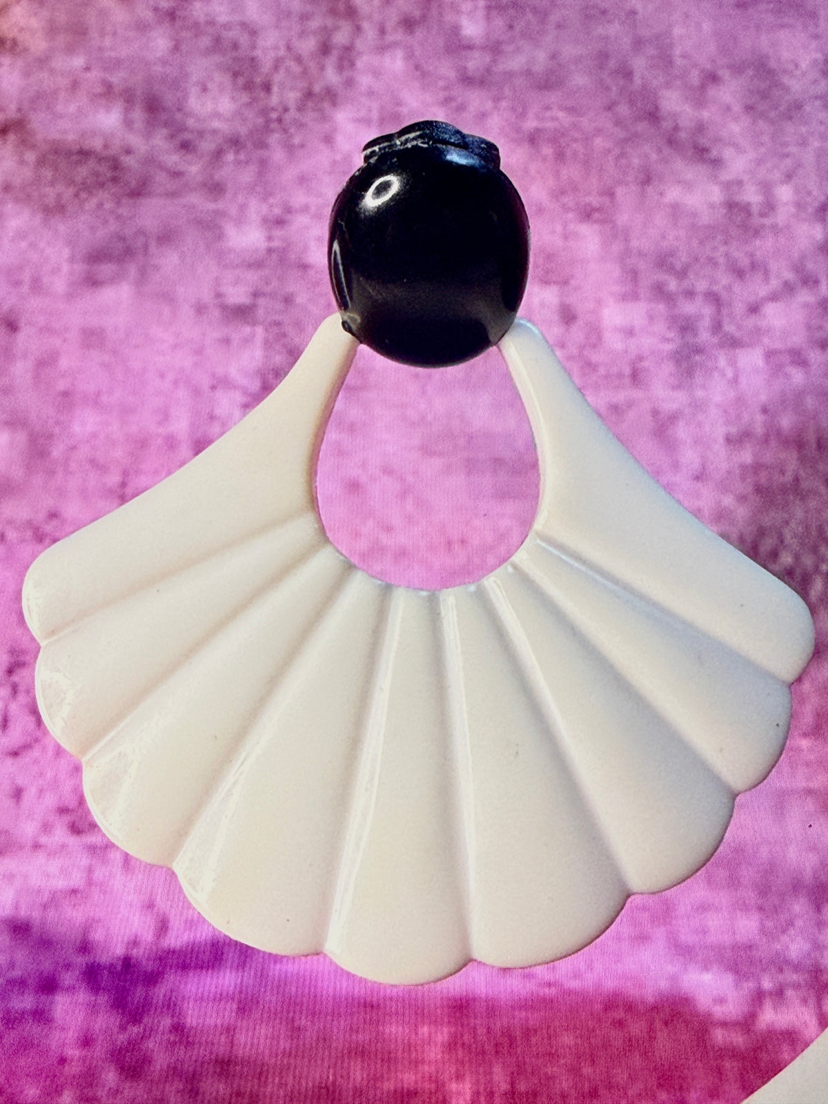 Vintage 1980s Monochrome Fan Shell Clip-On Earrings, Chunky Black & White Acrylic Mod Statement Jewellery